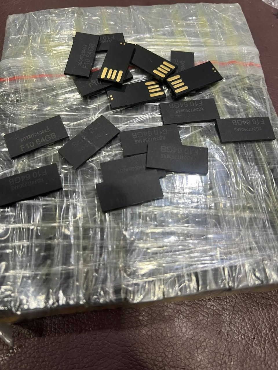 متوفر افلاشات كمية اكثر من الف قطعة بهذا الشكل سعة 64
البيع كل الكمية سعر القطعة الف دينار


**إذا كنت صاحب هذا الإعلان وتريد حذفه لأي سبب، رجاءا أرسل رسالة إلى الدعم الفني**