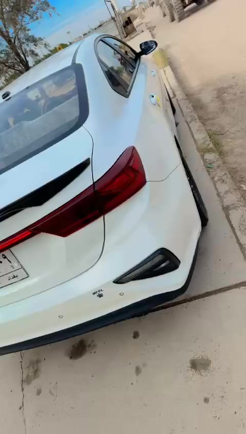 السلام عليكم لبيع
سيارة  سيراتو موديل 2021 
مكينه1600 مكينه وكير مكفوله
خليجي سياره جاهزه بدون نقص 
حداديه تبريد خير من الله وجاهزه السياره عله آخر حبايه مواصفات S شاشه وسط كامره دواره شاشه
مكاني بغداد الكاظمية السعر  خاص 
لاستفسار ***********
