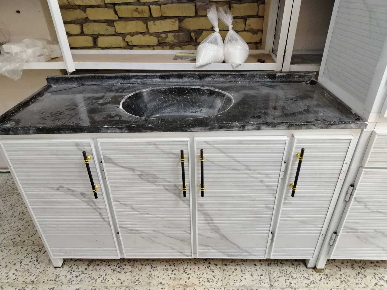 يا الله ♥
كاونترات جدد شغل روعه 
متوفر تبديل ننطيك جديد ناخذ الغديم 
طول مترين ونص 
وسنك متر ونص 
بلانوار شارع المشجر
 ***********
