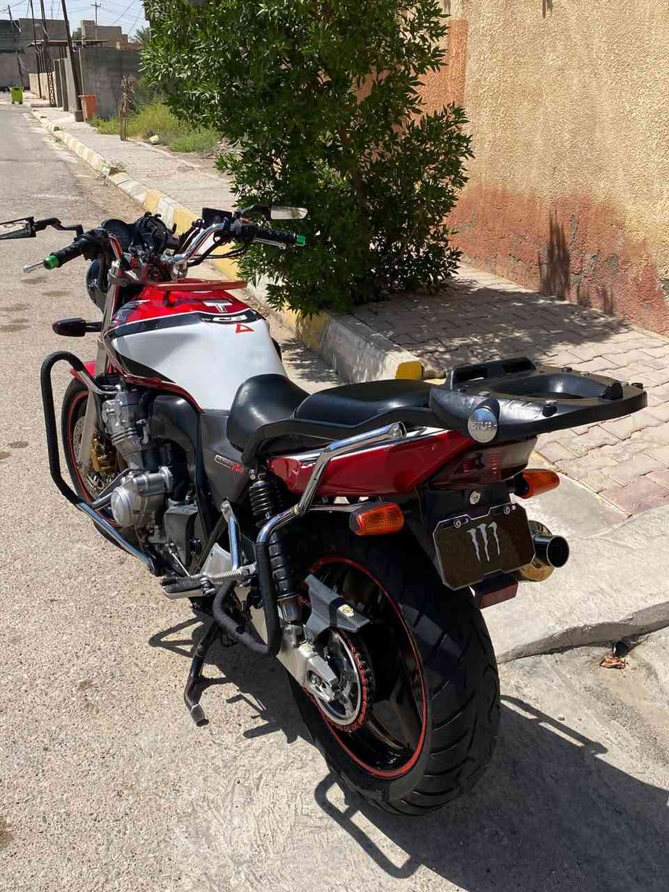 سلام عليكم اخوان العزاء CB400 نوزل موديل 2008 دراجة مال رنبة نازل من تميمي كفالة عامة علا وضع اليابان عليها اضافت كاسحة مازدة وتزويدات دراجة ناشفة مكينة كير كفالة تخم تاير الشراي يتصل *********** رجأ الي ميعرف قيمتها لايتصل تحياتي للجميع  عنواني ديالى

