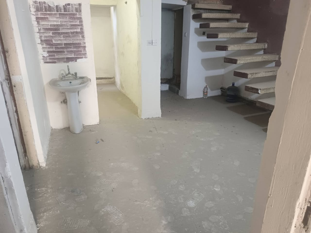 السلام عليكم بيت سكني  سند مستقل ومالك واحد للبيع
🔹 المساحة 143 متر
🔹 الموقع بغداد الدورة شارع 60 نهاية منطقة ال 120
🔹 طابق واحد يصلح للسكن يحتوي على صحيات وغرفة نوم وهول واستقبال وممر كبير ومطبخ بالإضافة إلى مخزن خارجي وكراج وترك خلف البيت أيضا. يقع قريب جدا عن الشارع العام أول فرع 
البيع على المتر  
📞 للاستفسار *********** واتساب أو اتصال أو خاص
