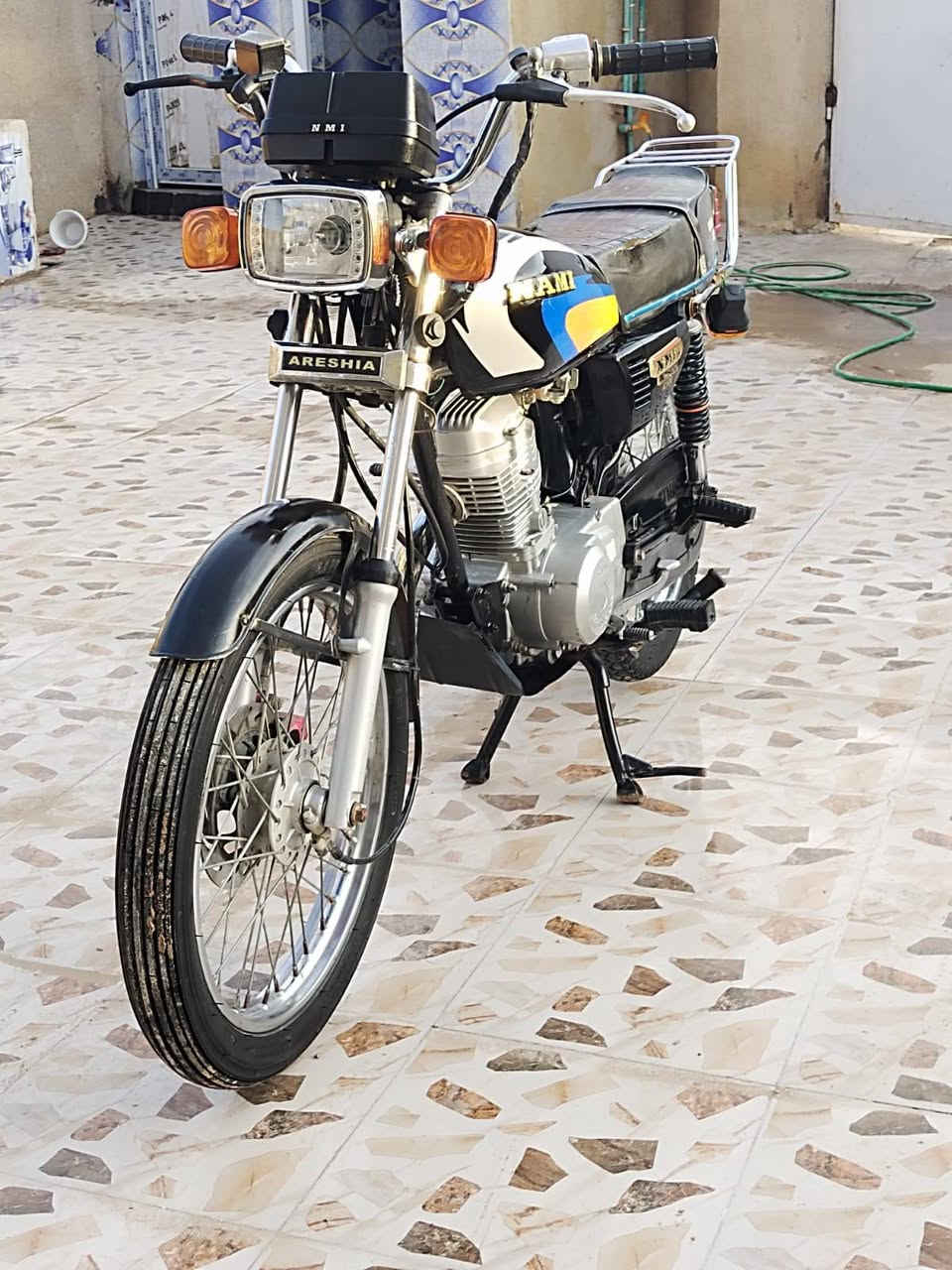 السلام عليكم شباب موديل 17 والتعمير 23 دراجه حلوه خير من الله ما نقصه شيء اوراق اصولين مكاني كوت شارع النفط سعر 600 وبيها مجال***********
