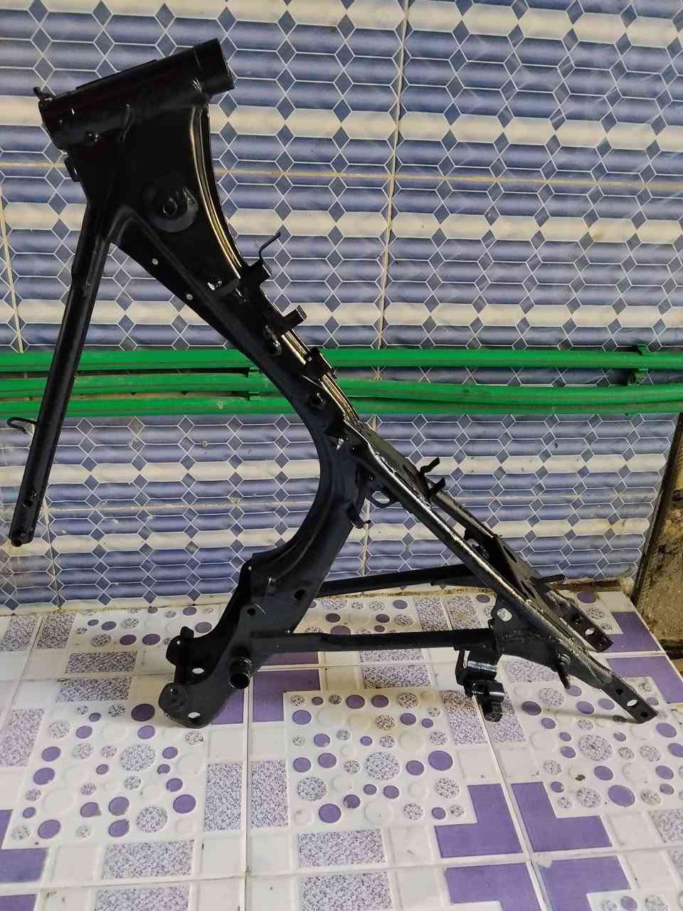 سلام عليكم للبيع شاصي ايراني اصلي وكيل احمد شهاب اوراق اصولي  موديل 2012 كامل ومصبوغ ومكفول كبل تعمر عنوان كربلاء حي العباس فرع لول الشراي ع رقم.         ***********
