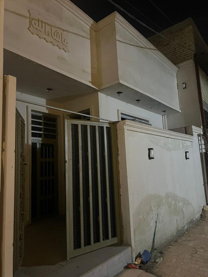 السلام عليكم بيت 75 متر طابق واحد وستاره وبيتونه كامل يحتوي غرفتين ومطبخ وحولي ومنور وحمامات اثني بناء حديث كامل للاخير شبابيك المنيوم شغل كله درجه اوله اشوف بعينك 
المكان الدوانم شارع 60 شارع بيت حجي عنيد  منطقه كامله الخدمات ماء كهرباء مجاري مقرنص 
للستفسار هـ 0770168590 //***********0
