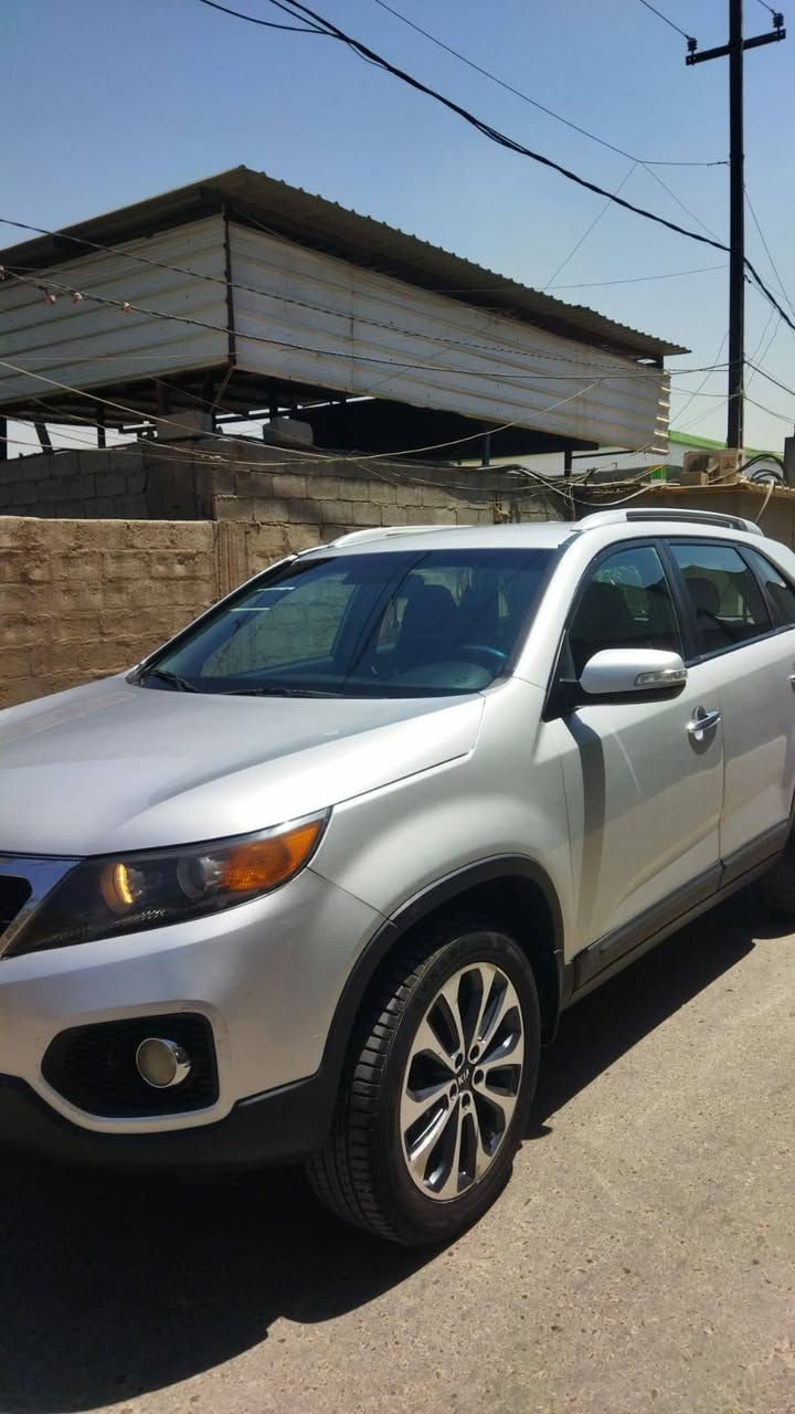 السلام عليكم.. سورينتو 2011للبيع محرك 2400دوش خير من الله هو والكير تبريد ثلج منظومه جديده تخم تاير بيها قطعتين كلير باب السائق والخلفه بدون ايرباك سياره استخدام شخصي سونارها موجود السعر 128...للاتصال او واتساب ***********
