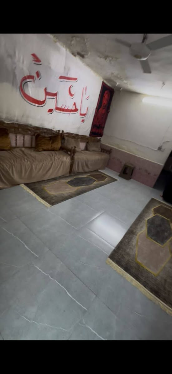 السلام عليكم
بيت 100 متر طابق واحد غرفة واستقبال ومطبخ وحمام مشترك ومنور وسطحين وتواليت خارجي .
بغداد الحسينية مال الراشدية/ الظباط الزهور قرب افران المرتضى .
السعر 58 
الاتصال ***********
ابو الحسن الحسني للعقارات 
متوفر واتساب
