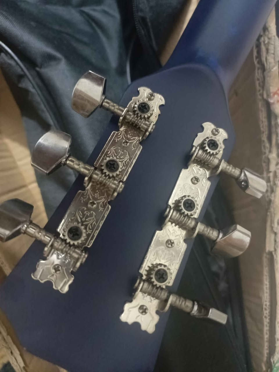 كيتار أكوستيك مميز - صوت نقي وتصميم أنيق مال باله اوربية
​لعشاق الموسيقى والمبتدئين، متوفر كيتار بتصميم عصري وألوان جذابة (أزرق ملكي وأسود)، الكيتار بحالة ممتازة وصوته جداً رنان.
​المواصفات والملحقات:
✅ الخامة: خشب عالي الجودة بلمسة احترافية.
✅ الملحقات: يجي وياه جنطة (حقيبة) أصلية للحماية، طقم أوتار إضافي، ريش عزف، وكابو (Capo). كافة ملحقات تجي وياه
✅حالة جديد وجاهز للاستخدام مباشرة، الكراتين الأصلية موجودة.
✅ الألوان: متوفر باللون الأزرق المتدرج واللون الأسود الكلاسيكي.
​السعر والعرض:
💰 السعر: 95 ألف دينار فقط.
🚚 يوجد خدمة توصيل ٥ الاف لكافة المحافظات بغداد, العراق


**إذا كنت صاحب هذا الإعلان وتريد حذفه لأي سبب، رجاءا أرسل رسالة إلى الدعم الفني**