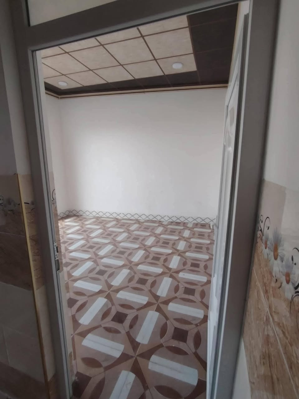 السلام عليكم دار للإيجار 110 متر في حي الشيماء رجال الاعمال  طابق واحد
للاستفسار: 
مكتب الصحاري 
الايجار 250 الف، ***********
