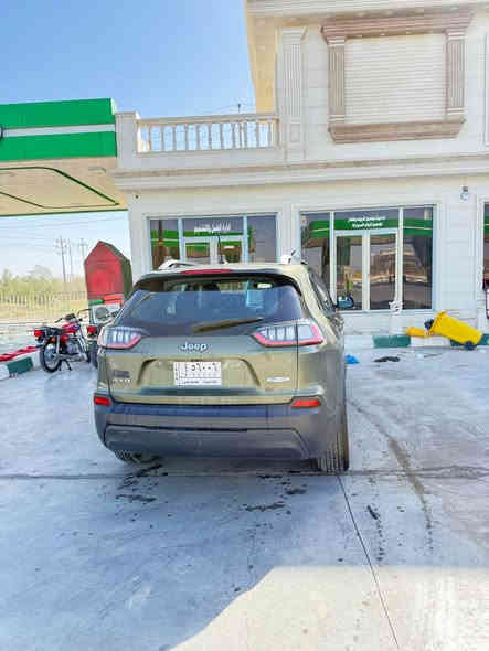 جيب بزون ٢٠١٩ حادث موضح بالصوره وبيها قطعتين بلعراق سنويه منتهيه سياره مشروع وطني السعر ١٣٠ ورقه *********** عمارة
