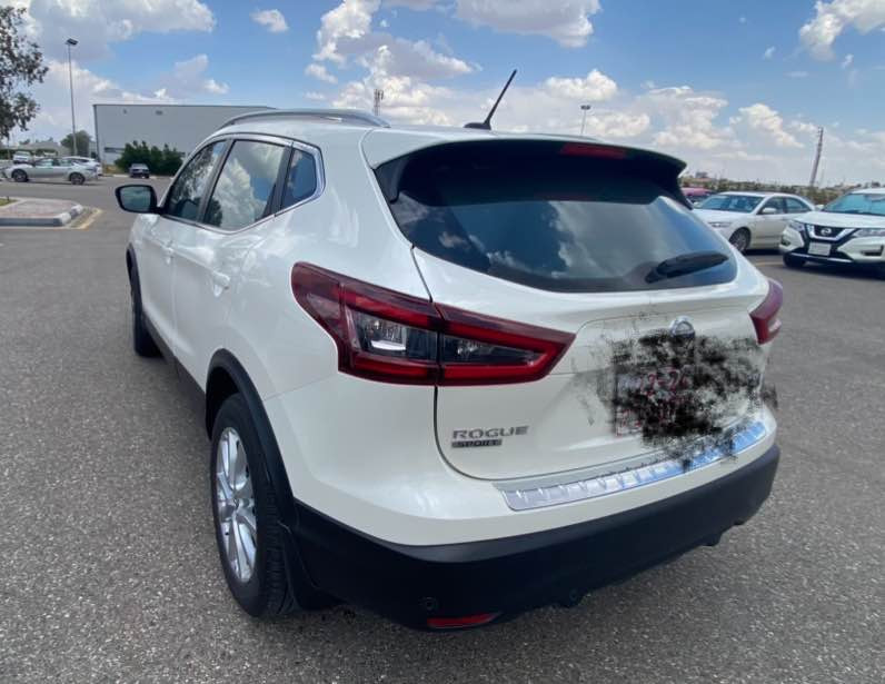 لبيع سيارة نيسان روج اسبورت موديل 2022 لون ابيض ضرر وصبغ هلال جامرلغ  وباب هلال خلفي   سكن فقط حسب صورة ماشي(43000)كيلومتر 
مواصفات:-
 4ويل وكشنات هيتر وتشغيل عن بعد  وغيرهامن مواصفات 
سعر 225$مع مجال 
رقم موبايل *********** كركوك, العراق
