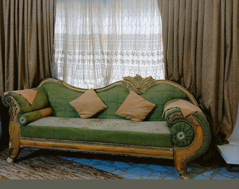 السلام عليكم تخم عشر مقاعد للبيع نضيف دوشمه جديده الله شاهد انتقلنه لغير بيت ومستعجلين علة بيعته ب150 الي يريده يتصل على الرقم ***********العنوان البياع الثانيه
