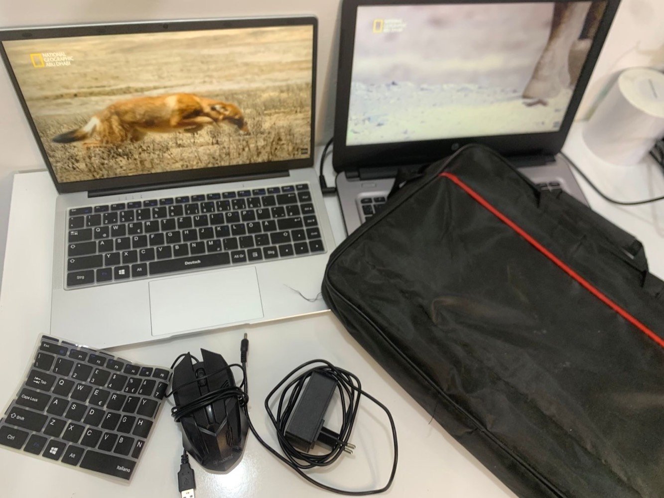 سعر الحاسبتين ٢٣٠ الف وبيهن مجال 
الهدايا التجي مع الحاسبتين 
طابعة عالي الجودة 
تصير على الحاسبة والتلفون 
مع ستاند رولة للطابعه 
مع حقيبة حاسبة جديدة 
مع ماوس للحاسبة هدية 
والتوصيل مجاني لباب بيتك