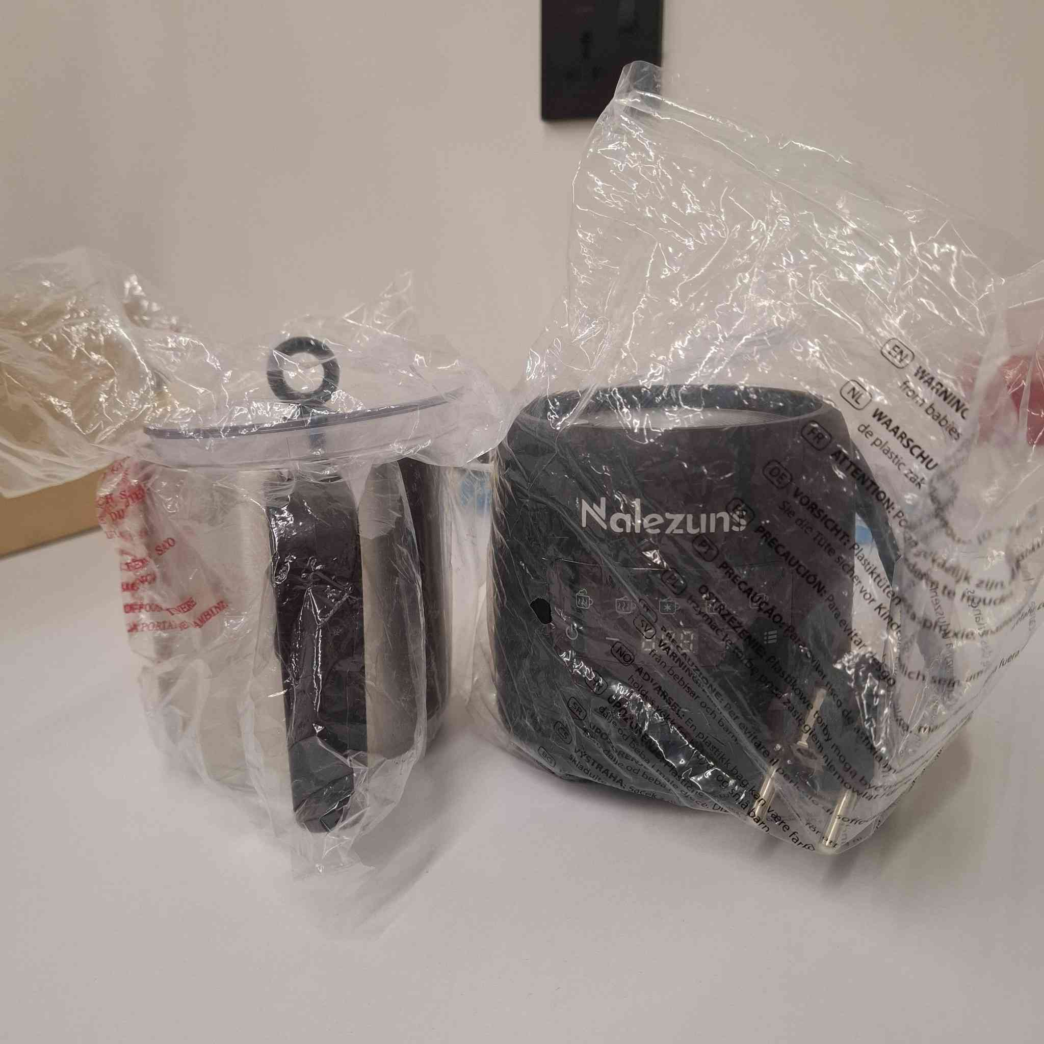 خفاقة حليب كهربائية من ماركة Nalezuns، وهي جهاز متعدد الاستخدام 5 في 1 مصمم لتحضير رغوة الحليب الساخنة والباردة بالإضافة إلى التسخين 
الوظائف والمميزات الرئيسية
تتميز هذه الخفاقة بخمسة أوضاع تشغيل ذكية يمكن التبديل بينها بلمسة واحدة: 
رغوة ساخنة كثيفة (Hot Dense Foam): مثالية لمشروبات الكابتشينو.
رغوة ساخنة خفيفة (Hot Airy Foam): تناسب مشروبات اللاتيه ماكياتو.
رغوة حليب باردة (Cold Milk Foam): لتحضير القهوة المثلجة.
تسخين الحليب (Heat Milk): يسخن الحليب لدرجة حرارة تتراوح بين 60-70 درجة مئوية دون رغوة.
الكاكاو الساخن (Hot Cocoa): وضع مخصص لتحضير الشوكولاتة الساخنة.

جديدة لوك مال بالة السعر 30 الف
*********** واتساب او راسل الصفحة
