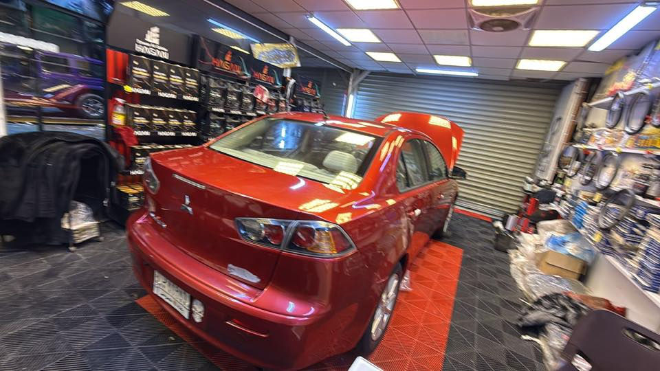 سلام عليكم لانسر موديل 2016 استلام شركه مكفوله ماعده جاملغ امامي مصبوغ  بيه مكانين بارد بسيطات فقط لا غير مواصفات لانسر المعروفه سعر 62$ ورقه وبيه مجال سياره عليه 22 ورقه مطلوبه المصرف وتصير حره ورقه عليك انت تدفعهم مكاني بغداد جديده موبايل ***********
