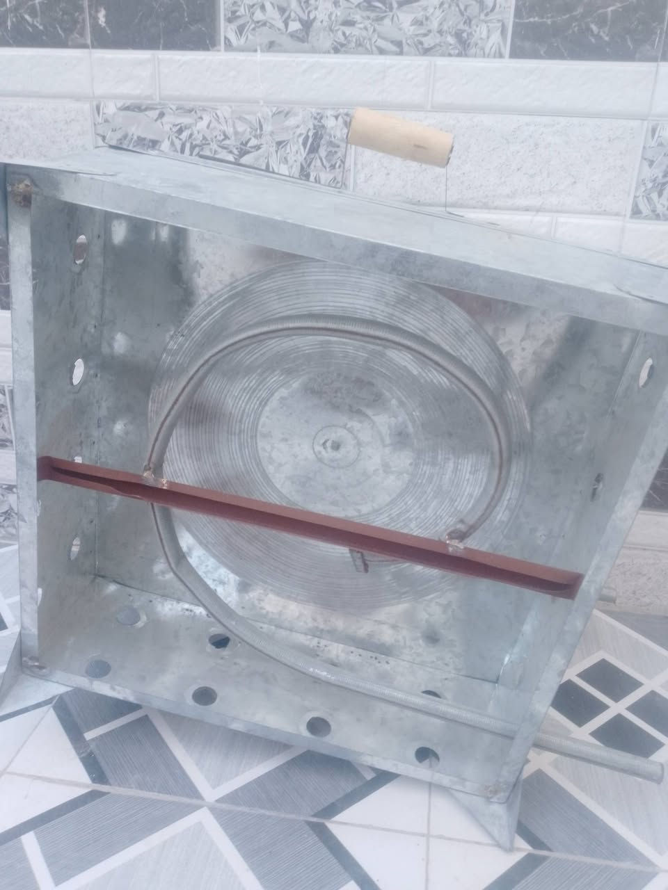 السلام عليكم تنور ارضي استخدام 3مرات نضيف العنوان قرب معمل النسيج السعر 12الف الاتصال  ***********
