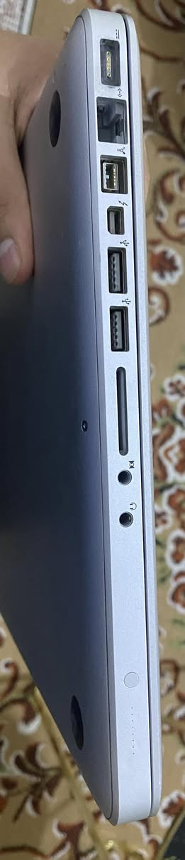 السلام عليكم 
لابتوب للبيع ابل(Mac book Pro)
تحتوي على نظامين 
1-نظام ابل .
2-نظام ويندوز 10 برو .

المواصفات :
موديل : 2010 الشكل الحديث .
intel Core i7  2,3GHz .
RAM 16 GB .
Ssd 512 GB .
كيبورد عربي إنكليزي .
مدة بقاء الشحنة يدوم 4 ساعات متواصلة .
حجم الشاشة 15,4 بوصة .

المنافذ :
منفذ USB ( 2 ) .
منفذ رام .
منفذ WiFi .
منفذ شحن مغناطيس .
منفذ سماعة .
منفذ اسبيكر .
منفذ أقراص DVD .

الملحقات :
شاحن اصلي من شركة ابل .

المكان : 
بغداد الجديدة النعيرية 

السعر :
375 الف وبية مجال .

الرقم :
***********

