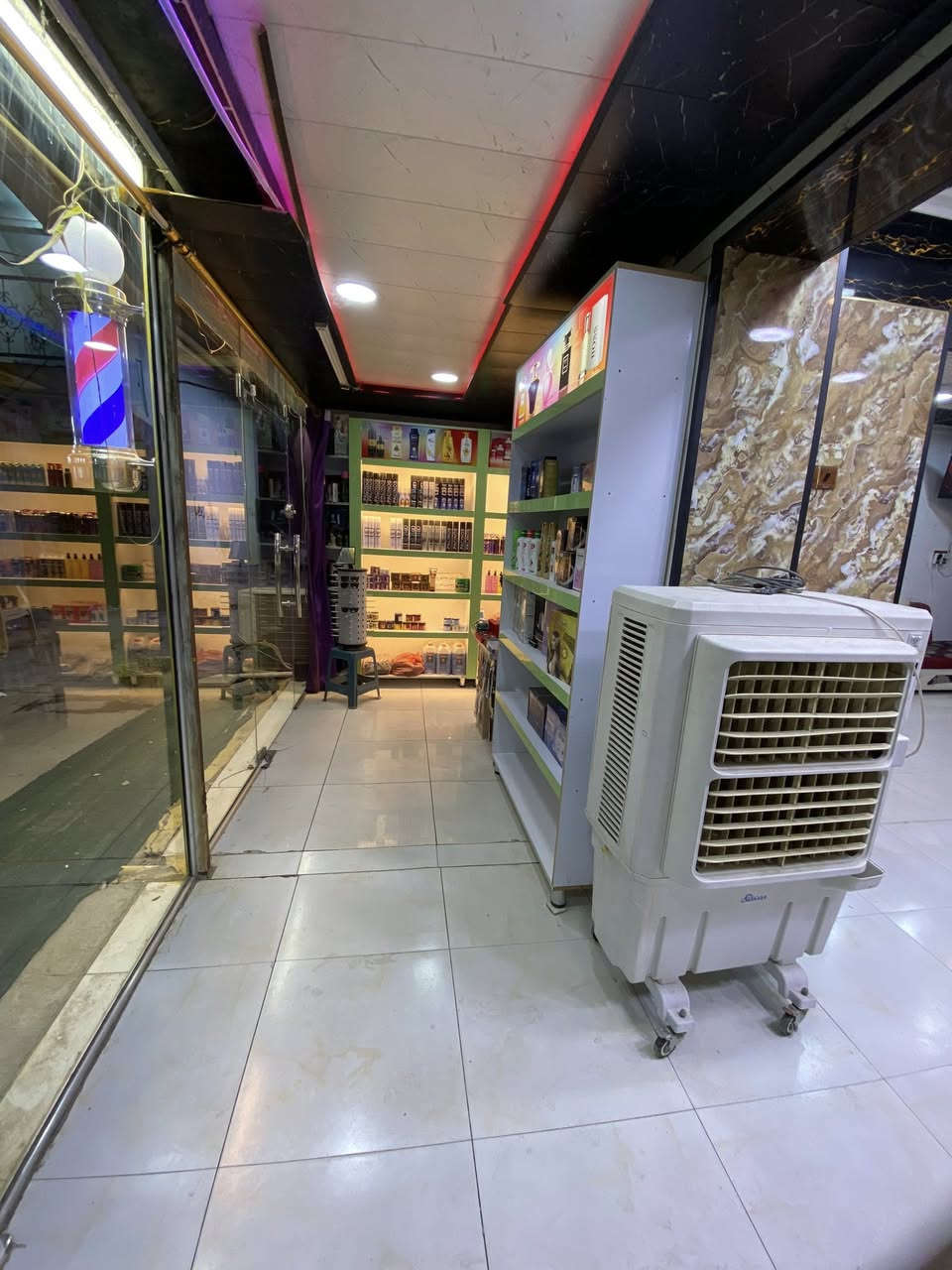 سلام عليكم محل حلاقه معروض للبيع
ينباع فارغ هوه وديكور وأرضيه وكهربائيات وجام . وينباع هوه والغراض حسب رغبه المشتري
سبب لبيع لعدم التفرغ
عنوان : ناحيه الحريه _ داخل السوق الجديد 
***********
