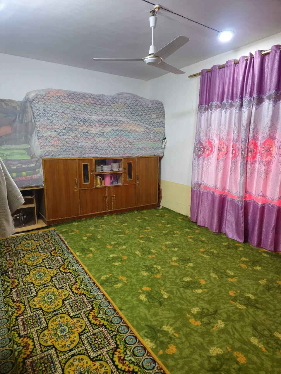 السلام عليكم 
بيت للبيع المساحه 250متر 
البيت يتكون من غرفتين نوم +صاله +مطبخ + صحيات خارجيه وساحه كدامه فارغه 
البيت كامل من كلشي
ماء كرهباء مولد شارع 
خدمات شارع العام يبعد 50متر مدارس قريبه العنوان سومر فاضليه لاستفسار 
*********** واتساب
