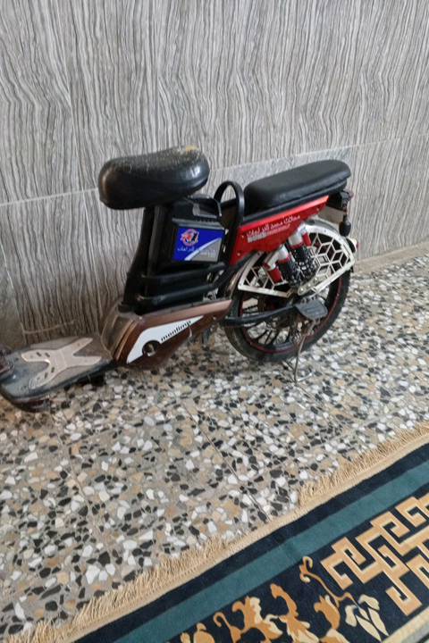 دراجة نارية شحن مستعملة بحالة جيدة. مناسبة للتنقل في المدينة ومصممة للاستخدام اليومي. الكرسي والدعاسات بحالة ممتازه، والإطارات تحتاج إلى بعض الصيانة البسيطة.