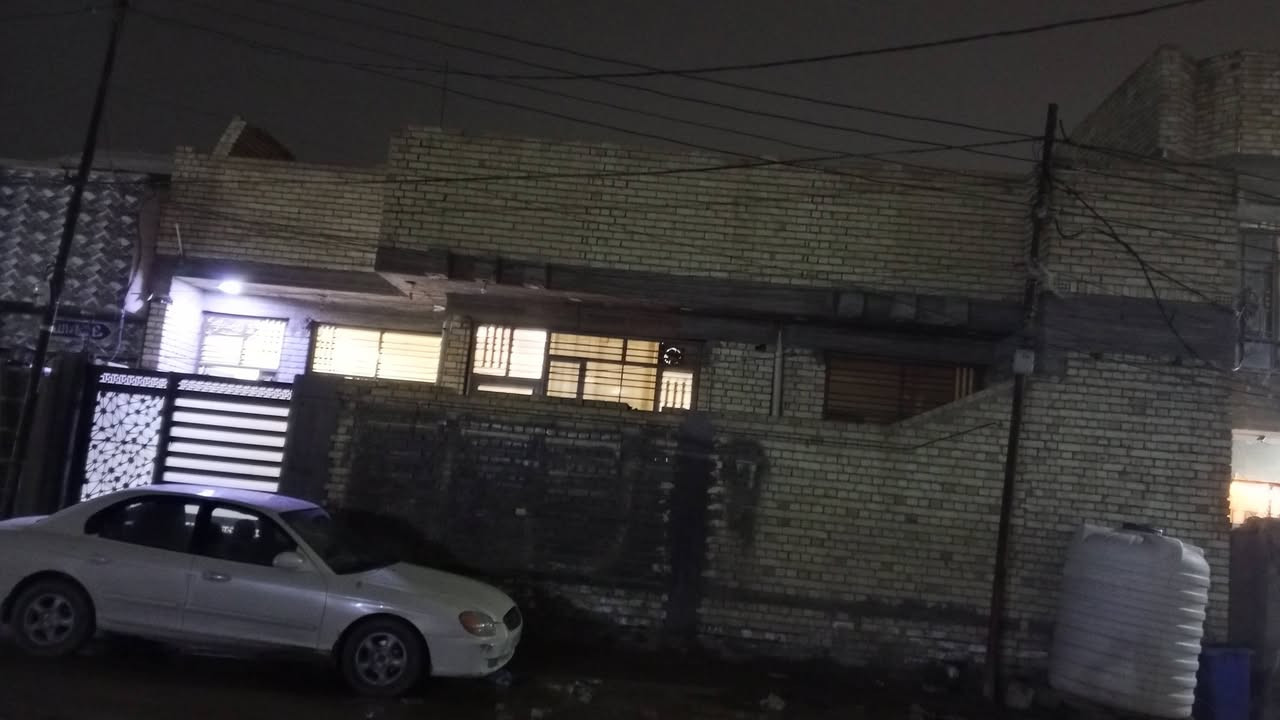 السلام عليكم بيت 200متر للبيع العنوان بغداد جسر ديالى الكرغولية مقابل البنزين خانة البيت يحتوي على استقبال كبير وصالة كبيرة ومطبخ حار وبارد وغرفتين نوم ومنور+حمام طابقين الطابق الثاني عوزة دبل طابوق ويكمل بناء حديث تبليط كهرباء ماء السعر 110وبيه مجال استفسار ***********
