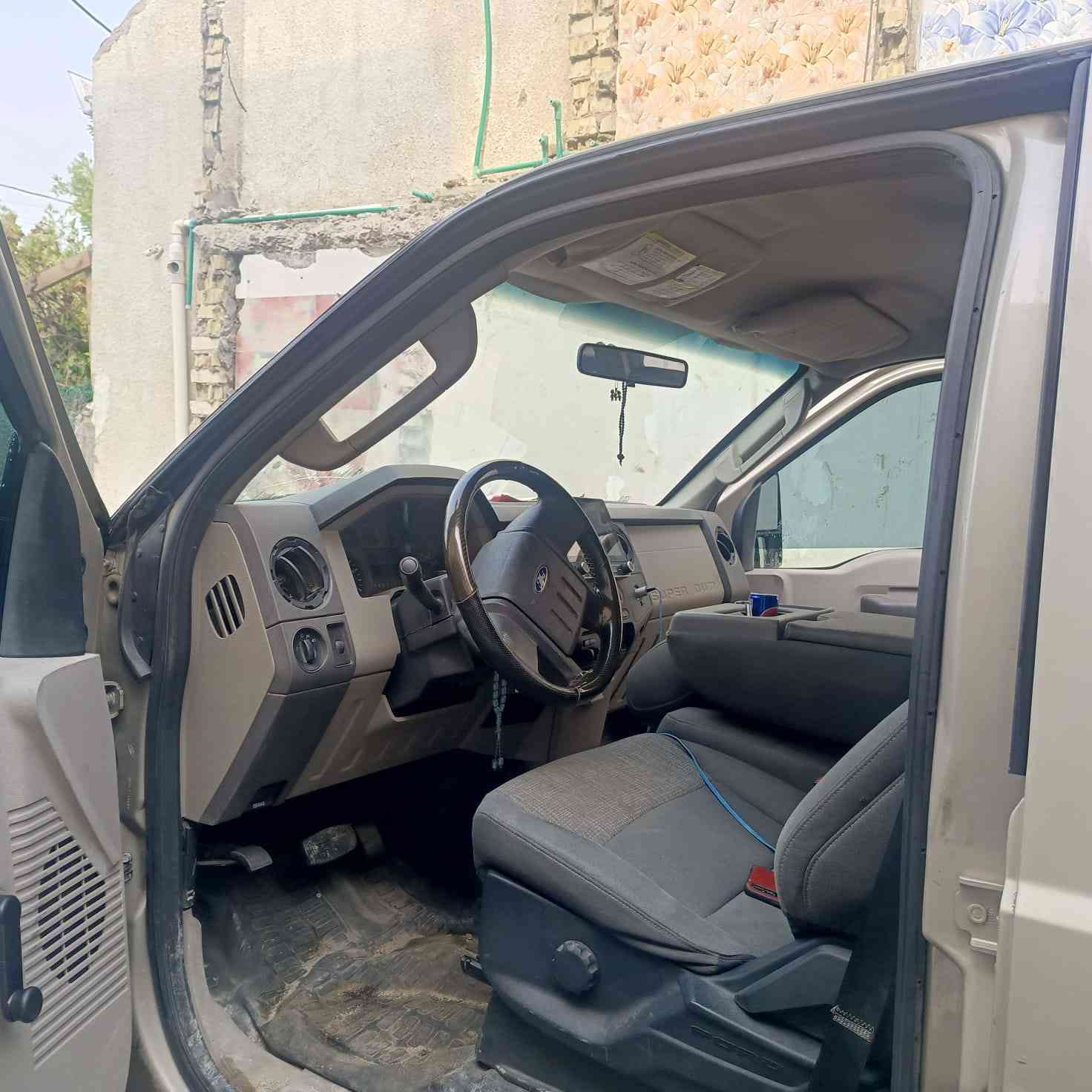 السلام عليكم عندي فورد موديل 2009 مكفوله كفاله عامه من كلشي من مير و مكينه و صدر و كشر سيارة نظيفه و جاهزة و انطي تراي للبصرة السيارة كاز السعر 130 و عنواني حي الجامعه رقم تلفوني :  ***********
