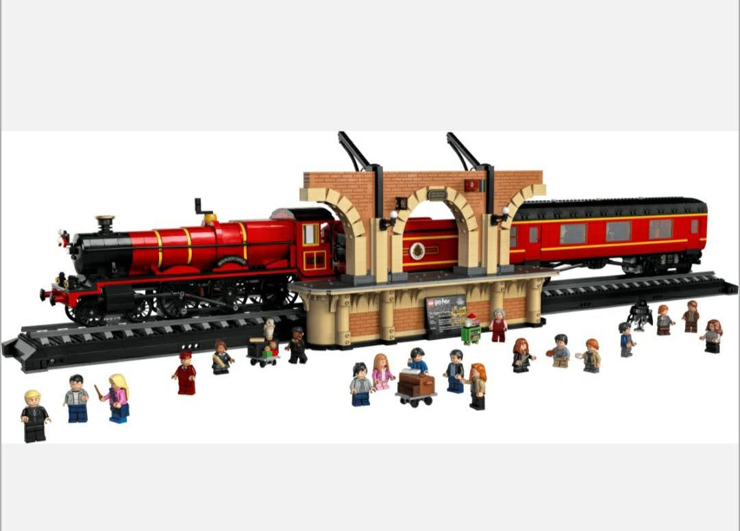 هذه المجموعة التي تظهر في الصورة هي **LEGO Harry Potter Hogwarts Express™ – Collectors' Edition (رقم المجموعة 76405)**، وهي واحدة من أضخم وأفخم مجموعات ليغو المخصصة لهواة التجميع ومحبي سلسلة هاري بوتر.
قطعة ضخمة جدا وثكيلة وكبس ليكو كوبي كارتونة عادية كاملة تفاصيل في الاسفل

 * **اسم المجموعة:** Hogwarts Express™ – Collectors' Edition.

 * **رقم المجموعة:** 76405.

 * **عدد القطع:** 5129 قطعة.

 * **الفئة العمرية:** 18+ (مخصصة للبالغين).

 * **تاريخ الإصدار:** أغسطس 2022.

### 2. المكونات الرئيسية للمجسم

 * **القطار:** نسخة مبنية بمقياس تقريبي 1:32، وتتكون من القاطرة البخارية (Engine)، وعربة الفحم (Coal Tender)، وعربة ركاب (Passenger Carriage) تضم 3 مقصورات.

 * **السكك الحديدية:** تأتي المجموعة مع قاعدة عرض طويلة تحاكي قضبان القطار، بما في ذلك تصميم رصيف 9¾ في محطة كينغز كروس.

 * **الميزات التقنية:** تحتوي القاطرة على ذراع في الأعلى عند تدويره، يجعل القطار يهتز بحركة واقعية تحاكي حركة القطارات البخارية. كما تحتوي عربة الركاب على "طوب إضاءة" (Light Bricks) لإضاءة المشاهد داخل المقصورات.

### 3. المجسمات المصغرة (Minifigures)

تأتي المجموعة مع **20 شخصية مصغرة** متنوعة تغطي لحظات أيقونية من أفلام هاري بوتر:

 * تتضمن الشخصيات الرئيسية (هاري، رون، هيرميون) في مراحل عمرية مختلفة.

 * شخصيات إضافية مثل: ريموس لوبين، جيني ويزلي، دراكو مالفوي، الساحرة المسؤولة عن عربة الطعام (Trolley Witch)، ومحاسب القطار.

 * تتضمن أيضاً شخصية "ديمنتور" (Dementor).

 * شخصيات من مشهد النهاية (Epilogue) مثل هاري وجيني مع أطفالهم (ليلي، جيمس، ألبوس).

### 4. مشاهد الفيلم

تم تصميم المقصورات الثلاث في عربة الركاب لتجسد أربعة مشاهد كلاسيكية من أفلام هاري بوتر:

 1. لقاء هاري ورون وهيرميون لأول مرة في الفيلم الأول.

 2. مشهد إنقاذ البروفيسور لوبين لهاري من الديمينتور في الفيلم الثالث.

 3. مشهد لونا لوفجود وهي تنقذ هاري من تعويذة دراكو في الفيلم السادس.

 4. مشهد على رصيف 9¾ حيث يودع هاري وجيني أطفالهم.

### 5. أبعاد النموذج

 * **الطول:** حوالي 118 سم.

 * **الارتفاع:** حوالي 26 سم.

 * **العرض:** حوالي 20 سم.

تعتبر هذه المجموعة قطعة عرض مذهلة وتحدياً ممتعاً في البناء، حيث تأتي مع 4 كتيبات تعليمات منفصلة مما يسمح لأربعة أشخاص بالمشاركة في عملية البناء في وقت واحد.

هذه المجموعة التي تظهر في الصورة هي **LEGO Harry Potter Hogwarts Express™ – Collectors' Edition (رقم المجموعة 76405)**، وهي واحدة من أضخم وأفخم مجموعات ليغو المخصصة لهواة التجميع ومحبي سلسلة هاري بوتر.


**إذا كنت صاحب هذا الإعلان وتريد حذفه لأي سبب، رجاءا أرسل رسالة إلى الدعم الفني**