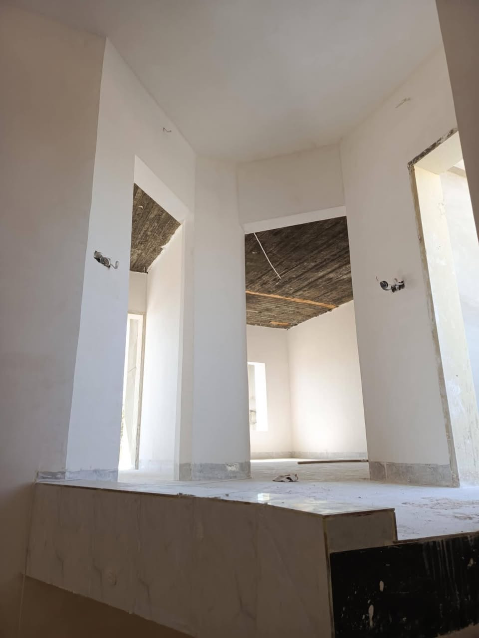 سلام عليكم 
كادر احمد المعماري لباخ جص من الموصل متفرغ حالين شتقلت عدت مكانات بتلعفر بعاج  شقل سريع ونضيف مسطرة على خيط ودقه بالعمل وصوره كدام العين والتزام بالموعد وهاذه رقمي ***********وتواصل على خاص
