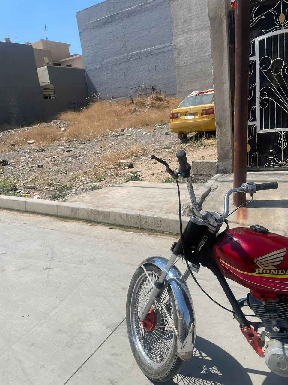 دراجه للبيع مكينه نامه برو مكينه خرسه شلعه فولل تانكي جديد تواير جدد ماطور على 24حبايه ماطور تاخذه دينار احمر ماتصرف عليي ولفات 01يعني تفصل منه الباجر وماتكطم 
سعر300وبي مجال 
وقم***********
مكان حي السماح
