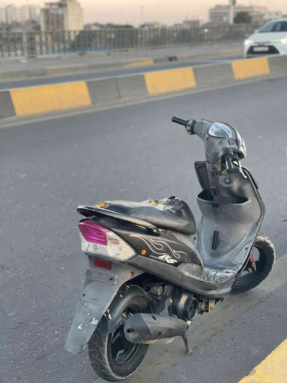 السلام عليكم دراجه عدله مكفوله من كلشي مكينه ابلادي ما مفتوحه كهربايات كوله شغاله تايرات جدد خرز فايبرات جبنه بنزات كله جديد يعني الدراجه واحد عله واحد متذب عليه ربع السعر 600وبيه مجال مكاني بغداد الشعله رقم ***********
