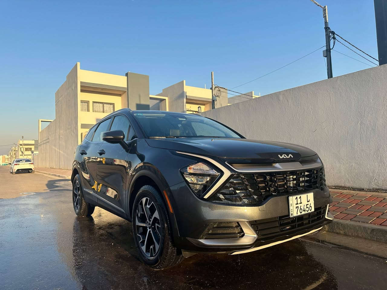 السلام عليكم
للبيع: كيا سبورتاج 2023 EX Hybrid – وارد أمريكي – نظيفة جداً

🔹 الموديل: 2023
🔹 الفئة: EX Hybrid
🔹 النظام: بنزين + كهرباء (هايبرد)
🔹المسافة المقطوعة : ٣٤٠٠٠ كيلو وليس ميل
🔹 الاستيراد: أمريكي
🔹 الحالة: ممتازة – استخدام شخصي

المحرك والأداء:
 • محرك 1.6 لتر تيربو GDI
 • نظام هايبرد كهربائي مدمج
 • القوة الكلية: 227 حصان
 • عزم قوي واستجابة سريعة
 • قير أوتوماتيك 6 سرعات تقليدي (مو CVT)
 • دفع رباعي
 • صرفية وقود ممتازة واقتصادية جداً داخل المدينة وخارجها

التجهيزات الداخلية:
 • مقاعد جلد أصلية فئة EX
 • كرسي سائق كهربائي متعدد الاتجاهات
 • تدفئة مقاعد أمامية
 • مكيف أوتوماتيك ثنائي التحكم (Dual Zone Climate Control)
 • شاشة وسطية 12.3 إنج أصلية وكالة
 • عدادات رقمية
 • Apple CarPlay + Android Auto
 • تشغيل بصمة (Smart Key + Push Start)
 • شاحن لاسلكي
رادرات ٣٦٠
 • تحكم كامل من المقود
 • مثبت سرعة
.قيادة شبه تلقائية
 • كاميرا خلفية دوارة
 • حساسات خلفية
 • نظام المحافظة على المسار
 • تنبيه تصادم أمامي
 • ١٦ ايرباگ (جميعها سليمة)

الإضاءة:
 • هيدلايت أمامي Projector عادي
 • إضاءة نهارية LED
 • أضوية خلفية قياسية

حادث السيارة : في الباب الخلفي (الصندوق فقط)، وتمت معالجتها أصولياً، وجميع الـ Airbags سليمة ولم تعمل. السيارة على وضعها الوكالة من الداخل بالكامل عنوان السياره كربلاء المقدسة سعر السياره 220 وبيها مجال رقم التلفون ***********/***********
