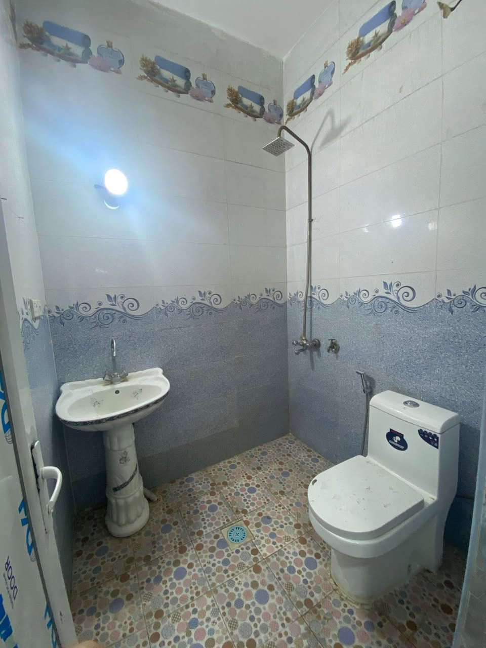 للايجار 50 متر استقبال ومطبخ وغرفتين نوم وصحيات مكانه  السيدية / الاقتصاديين خلف حلويات الهلالي ايجاره 750 الف 
*********** حمزة 
مكتب ايليا للعقار
