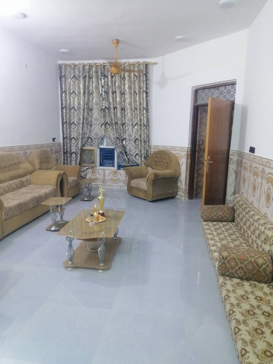 بيت للبيع في الفلوجه حي الظباط الثالث قرب مركز التحدي شارع 20 بناء حديث درجه اولى طابوق يحتوي على ٢غرف نوم وصاله ومطبخ و ستقبال وحمامات وصحيات داخليه وخارجيه المساحه ٢٥٠ والسعر ١٥٧ مليون وبي مجال بسيط للاستفسار مراجعة مكتب القمه للعقار او الاتصال على الأرقام التاليه *********** ***********
