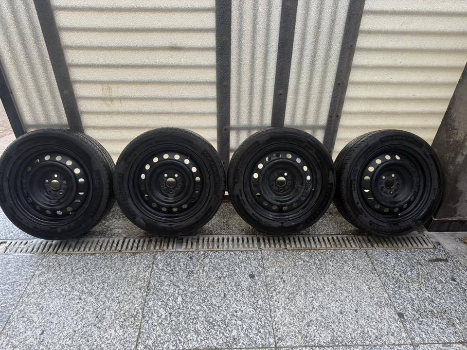 اربع رنكات وتيرات اخو جديدقياس 16/55/205
سعرهن 300 وبيهن مجال رقم الهاتف ***********
