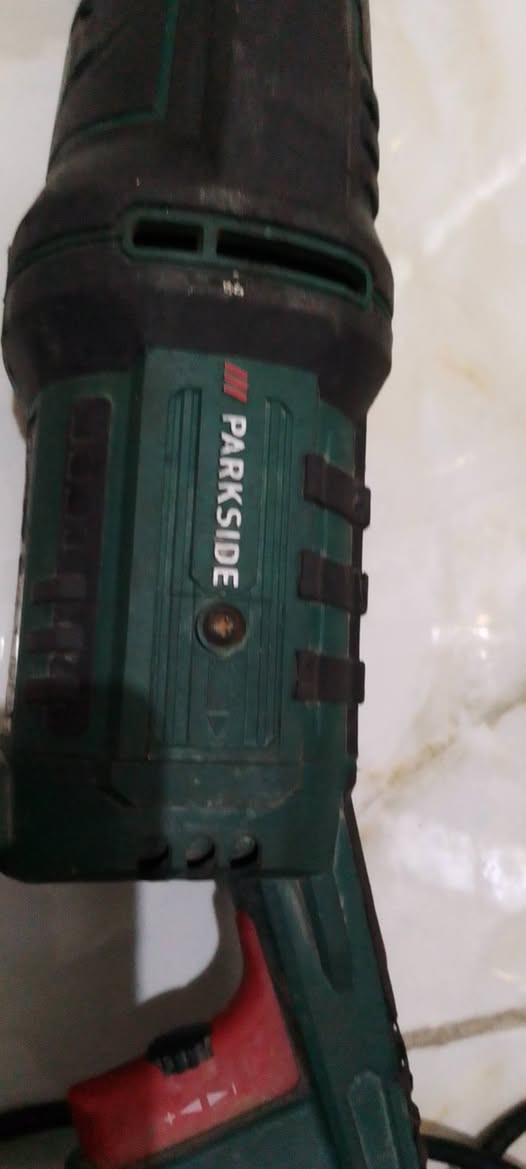 السلام عليكم ماكنة لحيم كهرباء 110 عاطله فحم نقص محوله معه دريل منشار شغال بارك سايد بيعهن شلع 40 الف العنوان بغداد بوب الشام *********** وماعندي توصيل
