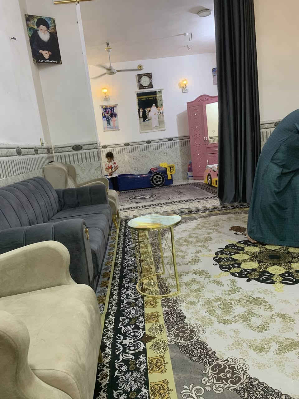 بيت للبيع المساحه 100 متر طابق واحد يحتوي على طارمه صحيات خارجي مطبخ استقبال صاله غرفه نوم كبيره صحيات منور سطح مكانه شارع البارون حي موسى الكاظم عرض الشارع 12 متر تبليط خدمات كامله السعر 
130 مليون للاستفسار اكثر ☎️ ***********/
***********

