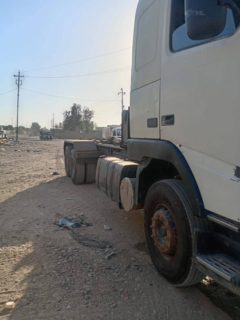رافعة حاويات فالفو موديل ٢٠٠١ رقم اربيل نكليزي سيارة جاهز كير مكينة مجموعة حدادية *********** مكانهة بغداد المعامل العماري
