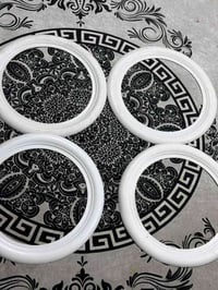 توفر إطار أبيض حجم١٣و١٤ و١٥ و١٦ وتوفر صندوق مال دبات للحجز 07750291819