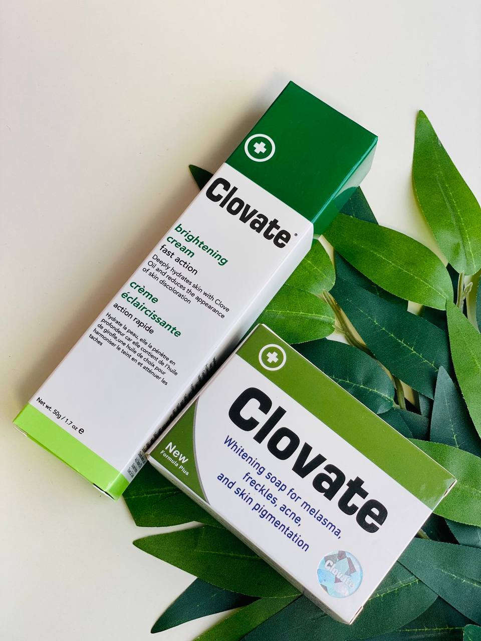 مجموعة كلوفيت الخاصة للتصبغات القوية 
كريم Clovate أو المعروف بـ عصارة كلوفايت 
لتفتيح البشرة ونضارتها 

هو كريم تفتيح وتوحيد لون البشرة بتركيبة مميزة تساعد على تقليل التصبغات، النمش، الكلف، وآثار الحبوب
. يعمل على منح البشرة إشراقة ونضارة طبيعية مع ترطيب عميق.الاصلي ✅

فوائد عصارة كلوفايت
1. تفتيح البشرة 
تساعد على تقليل البقع الداكنة وتوحيد لون البشرة، فتظهر أفتح وأكثر إشراقة.
 2. إزالة التصبغات والكلف 
فعّالة في تخفيف الكلف الناتج عن الحمل أو التعرض للشمس، والتصبغات العنيدة.
 3. علاج النمش وآثار الحبوب 
تقلل من مظهر النمش وتساعد على تخفيف آثار الحبوب والندبات البسيطة.
 4. ترطيب البشرة 
تحتوي على مكونات مرطبة تحافظ على نعومة البشرة وتحميها من الجفاف.
 5. منح البشرة إشراقة ونضارة 
تجعل البشرة أكثر صفاء وحيوية، وتعطيها مظهراً مشرقاً.
 6. مكافحة بهتان البشرة 
تساعد على استعادة النعومة واللمعان الطبيعي للبشرة المتعبة أو الباهتة

💎 المميزات
 • تركيبة فعّالة وسريعة الامتصاص.
 • مناسب لمختلف أنواع البشرة.
 • يمكن استخدامه للوجه والمناطق الداكنة مثل الركب والأكواع

يوجد توصيل لجميع محافظات العراق ٤ الاف فقط


**إذا كنت صاحب هذا الإعلان وتريد حذفه لأي سبب، رجاءا أرسل رسالة إلى الدعم الفني**