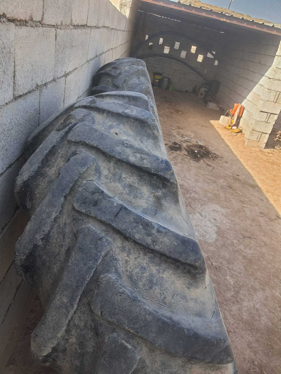 زوج تايرات للبيع  هنه والوياله مالتهن حجم ٣٠ على ١٨ نضيفات المكان ديالى ***********
