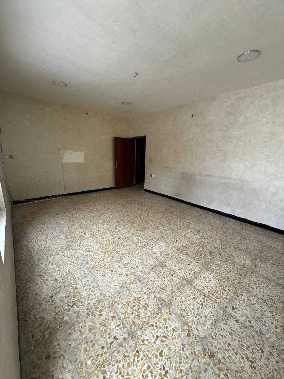 مشتمل طابق اول للايجار يتكون من غرفة نوم واستقبال وهول ومطبخ وصحيات يقع في مربع شاكر العبود للاستفسار الاتصال بالرقم ***********
