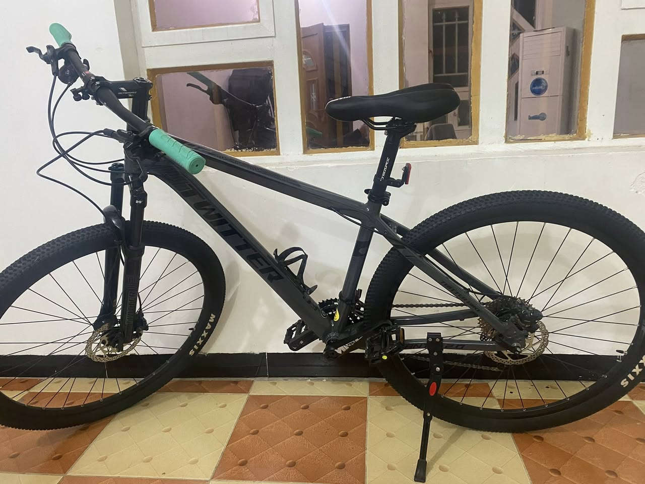 السلام عليكم بايسكل ماركة تويتر الفئه العالية حجم29/M  نظيف كلش مستخدم قليل للمرواس مع بايسكل ترحال او بيع السعر400وبي مجال مكاني ديالى خان بني سعد ***********
