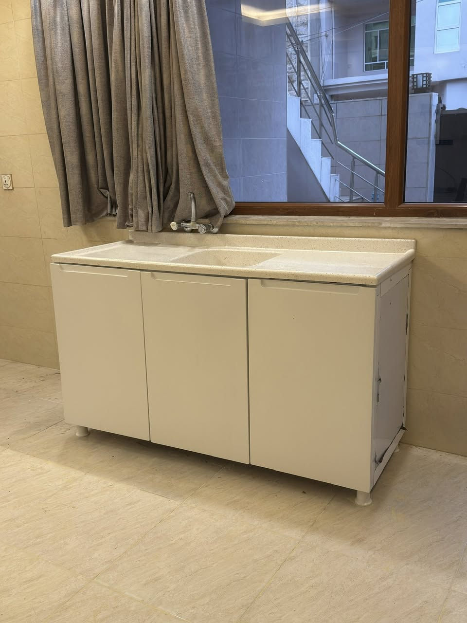 السلام عليكم 
كاونتر ٣ قطع جديد تقريبا،  مستعمل فترة جدا قليلة بسعر ٧٠٠ الف فقط  وبيه مجال للشراي،  المكان بختياري،التواصل مع الرقم ***********
