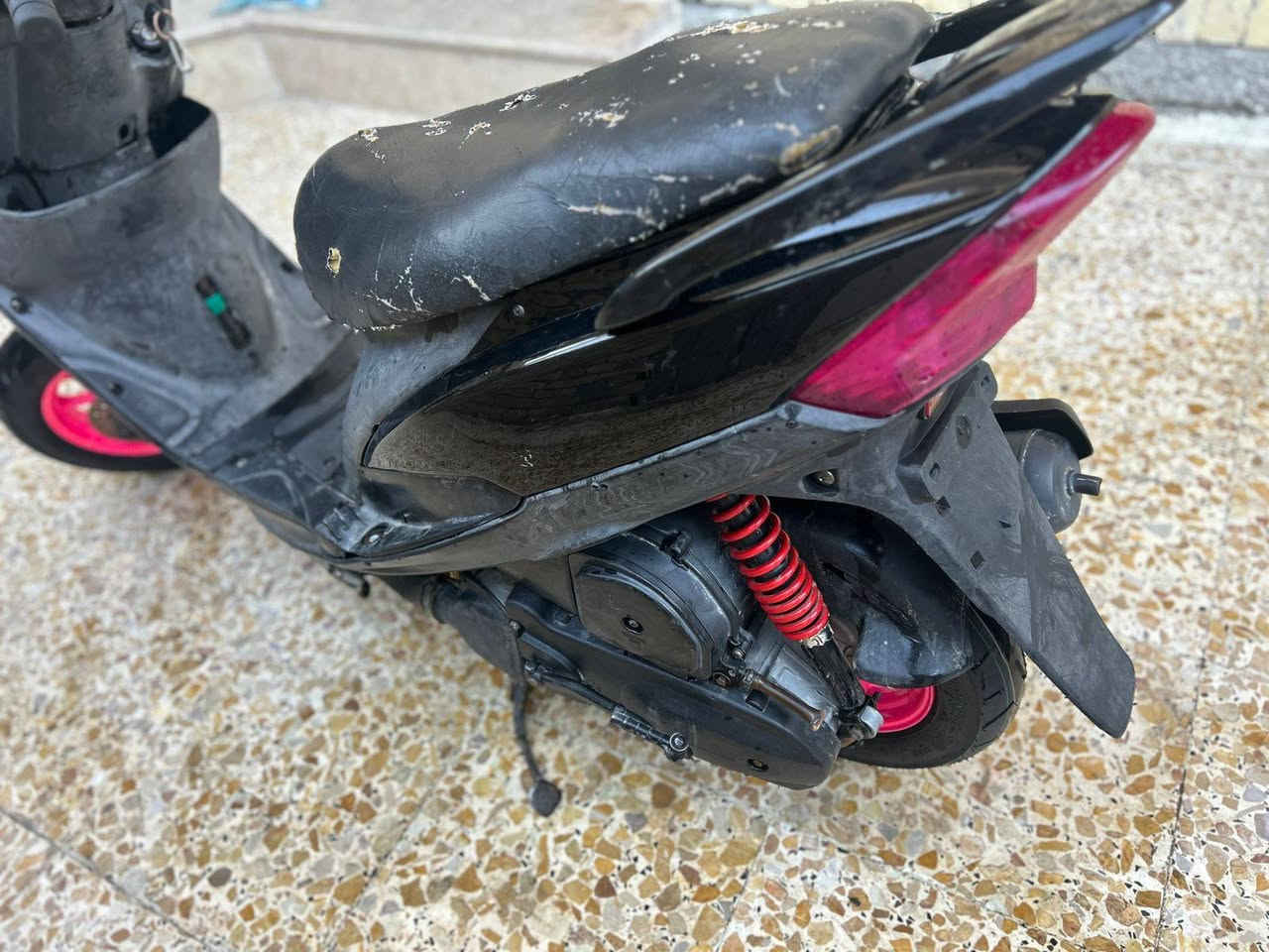 دراجة ماكس عدلة للبيع كاملة شغالة سلف هندر نكره
مكينة ماتنسمع ناعمة كلش اشاير سكن هورن شغالات كلهن 
ويالة رياضي مكينة بلادية مامفتوحة شلعة معدل تخبل بريك خلفي جديد كفرات نضيفات الدراجة تخبل كاملة 
السعر 575 بيها مجال للشراي قفط 
العنوان بغداد //الأمين الثانية شارع الارامل 
الرقم *********** بي واتساب خاص مفتوح
