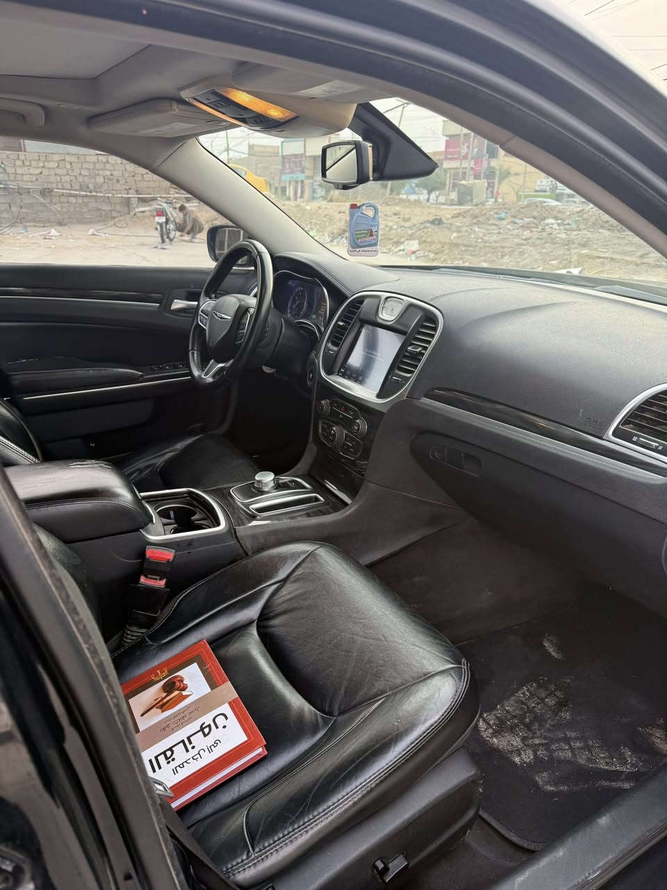 السلام عليكم
من رخصة الاداره 
اوباما امريكي ٢٠١٧ 
سي300 
مكفوله كفاله عامه 
ما عدا البارد بيها شبر بالجاملغ الخلفي 
رقم بغداد دولي لل ٢٠٢٧ 
ماشيه ١٣٤ ميل 
السعر ٢٣٠ و بيها مجال للشراي 
مكان السياره كربلاء 
هاتف ***********

