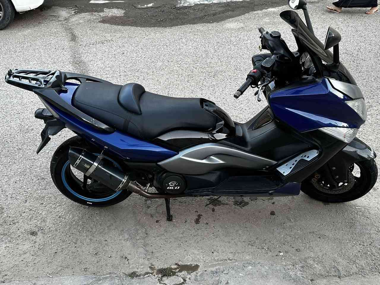 السلام عليكم تي ماكس 2011 كفاله عامه من الزلغ مكفوله المكينه من السبانه ممدوده للعلم الدراجة استخدام ب الشارع شي كلش قليل عليها كلجات مالوسي طيران معدلها شرط 190 واكثر وارد يابان 
صالنصه رياضي اكرابوفك اصليه مو تجاري 
اوراق كامله موجوده عندي الدراجة انطيك بيها كفاله من كلشي حرفياً وماناقصه ايشي ادامه عامه مسويلها الدراجة مكفوله من البرغي للبرغي 
السعر 35 وبيها مجال بسيط 
العنوان بغداد السيديه حي الاعلام 
للاستفسار ***********رصيد او واتساب
