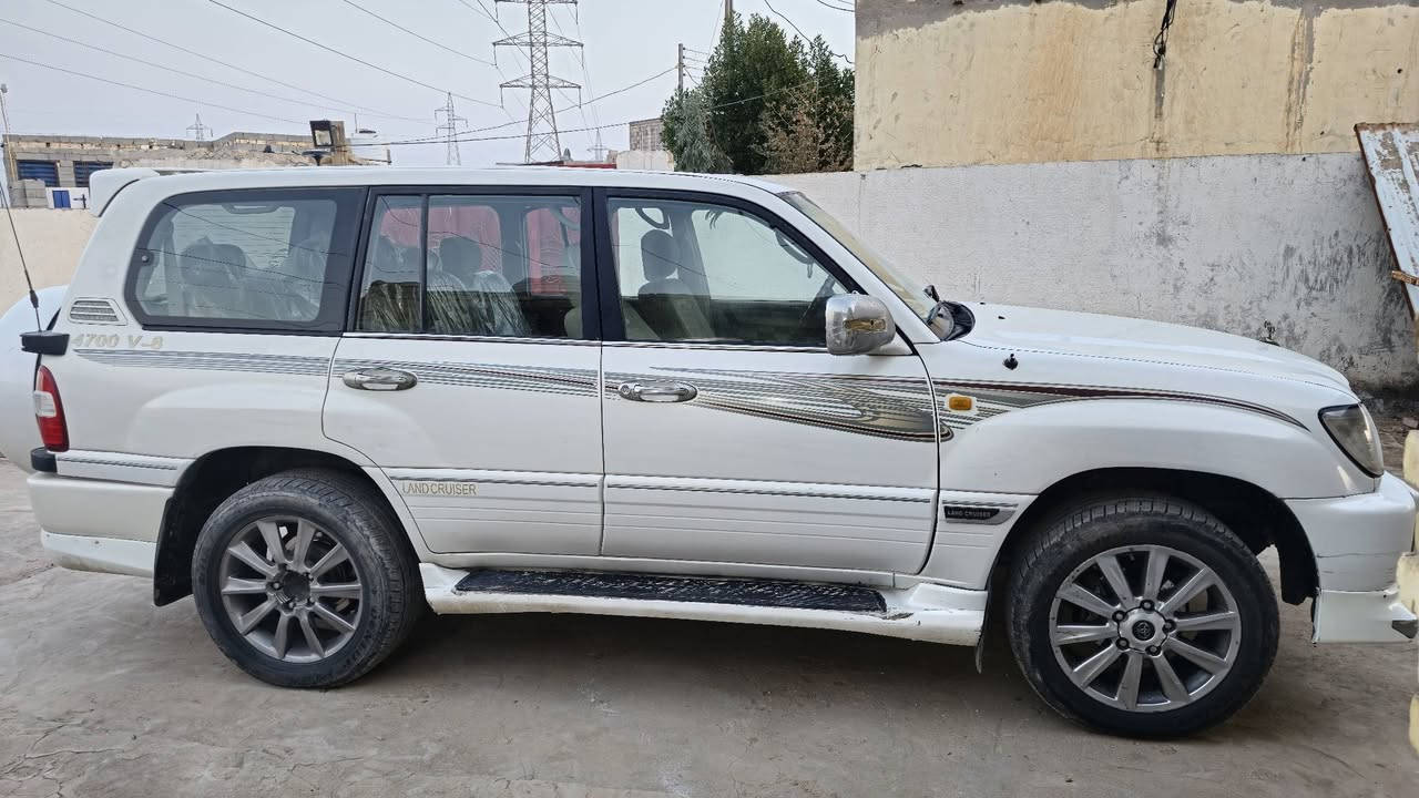 لاندكروز موديل 2000 .
رقم بصرة انكليزي بأسمي تحويل ثاني يوم .

محرك جديد 4700 تراي وين ما تريد.

بصمة تشغيل +تشغيل عن بعد.

مصبوغة حزام السيارة كفالة البدنة والشواصي واللغود شرط الفحص .

 كهربائيات شغالة .

مكانها ميسان مركز المدينة 

للاستفسار *********** .
