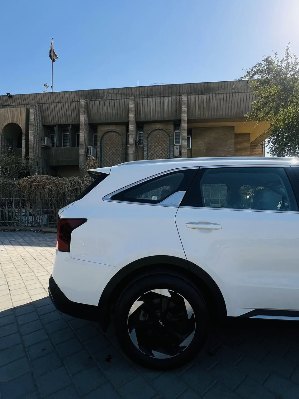 السلام عليكم سورنتو خليجي للبيع ضمان دولي موديل ٢٠٢٤    مكينه ٤ سلندر اقتصادي جداً مواصفات السياره ١- مري شفط ٢- صندوق كهرباء ٣- كرسي كهرباء ٤- قطعتين تبريد ٥- سبعه راكب ٦- لد داخلي دشبول ٧- درايف مود ٨- بصمه ٩- حساسات امامي خلفي
وبيها بعد مواصفات 
عداد السياره ٢٤  الف كيلو متر 
السياره مكفوله عدا طختين ربع الصندوق صبغ
وحافة الجاملغ والباب الخلفي جهت السايق بالكنر صبغ على كد اصبع 
 كل التفاصيل موضح بالصور
مكان السياره شارع فلسطين
للاتصال *********** 
السعر المطلوب 255
