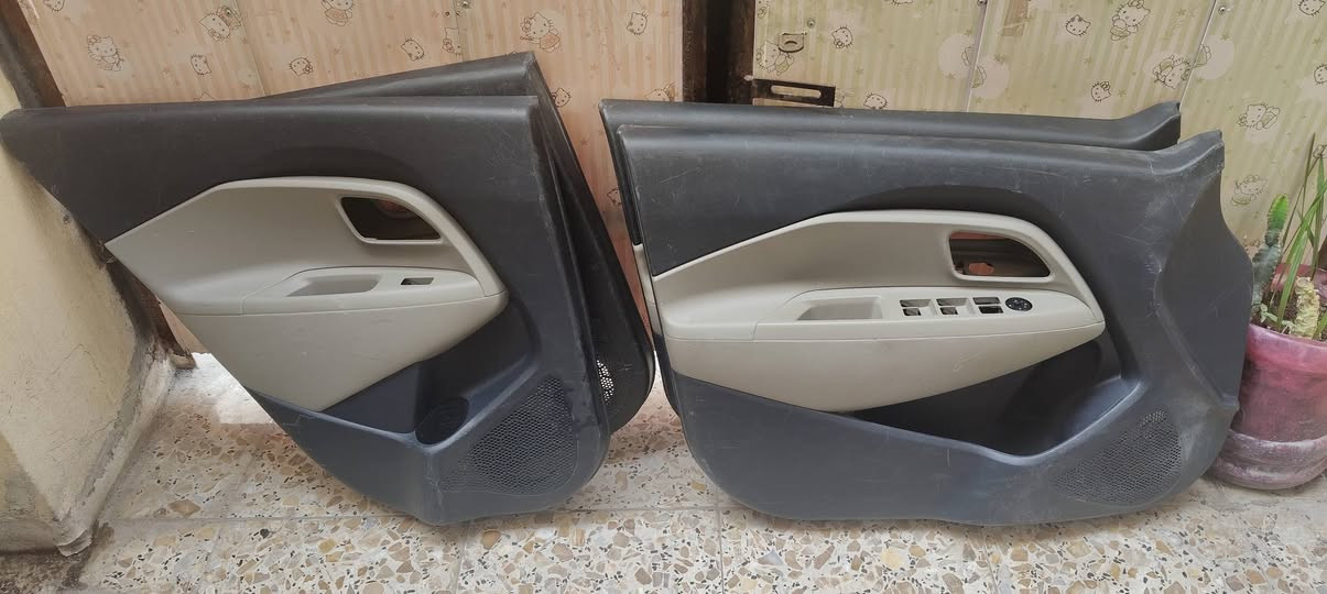 السلام عليكم .من رخصة الادمن عندي بطاين مال كيا ريو موديل 13 الي بالصور مال السايق والي وره السايق عدد 4 الي يفيدنه يتواصل ويا راعيهن على الرقم *********** السعر بكيفك قيمهن وتعال اخذهن مكانهن بغداد الرصافه الشعب نضافه 95 %
