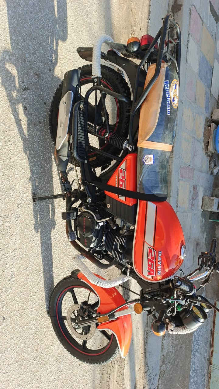 السلام عليكم.
دايون نفخ  لون برتقالي 
مديل 22طالعه بل 23
محرك 200c
مكفوله برغي ما مفتوح بيه 
رقم كربلاء نكليزي  ثاني يوم اداورلك 
دهن امزويل كل 15يوم ابدله دراجه مالت جناي
 سعر مليونين 200وبيه مجال 
***********
