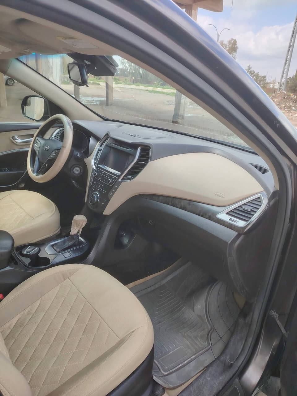 ال سلام عليكم ورحمة الله وبركاته
سياره سنتافي 2017 
6 اسلندر  7 راكب
رقم سليمانيه ماشيه ٧٩ الف
ضرر جاملق سكن تجاري
لون نفطي
كير محرك بل شرط
من دواخل غرق بل شرط
تخم تايرات قبل شهرين شادهن
دوشمه كاعيه وكشانه صحراوي
السعر 185 وبيها مجال حك جيتك
وحيا الله الجميع *********** كركوك حويجه
